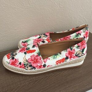 Comfortview Women's The Spencer Slip On Flat Tropical Hawaiian Floral 12 Wide
